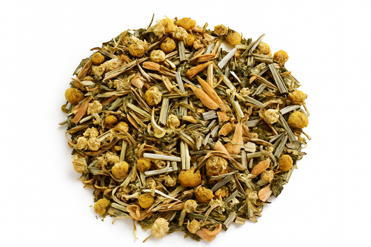 Zen & Kalm kruidenthee – ronde hoop gedroogde kamille en citroengras op witte achtergrond”