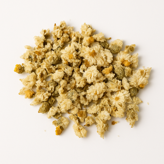 Gedroogde chrysantenbloesems voor thee op witte achtergrond